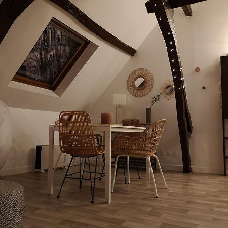 Appartement Logement Cosy rénové au pied de la Cathédrale avec climatisation à Reims Extérieur photo