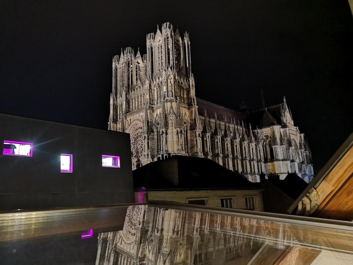 Appartement Logement Cosy rénové au pied de la Cathédrale avec climatisation à Reims Extérieur photo