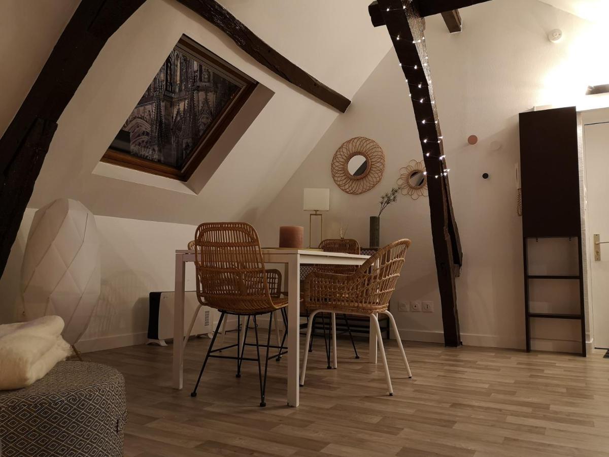 Appartement Logement Cosy rénové au pied de la Cathédrale avec climatisation à Reims Extérieur photo